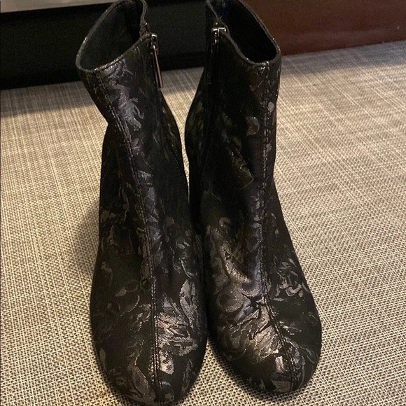 Jessica Simpson Ruella Black Ankle Booties with Chunky Heel - Picture 4 of 9